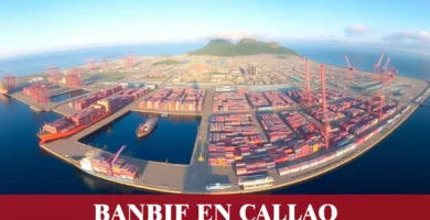 imágen panoramica del puerto del callao con simbolos de contacto, la palabra banbif en letras blancas y logos de contacto como google maps