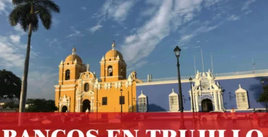 Imágen de la catedral de la ciudad de Trujillo con letras blancas indicando bancos en la ciudad.