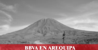 imágen del volcan misti en blanco y negro desenfocado con la palabra bbvs, iconos de contacto y el logo de la web.