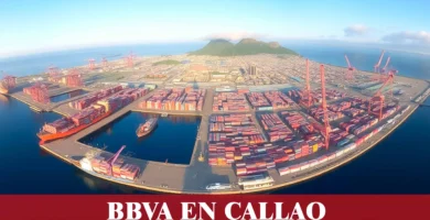 imágen panoramica del puerto del callao con la palabra bbva en letras blancas, el logo de la web e iconoc de contacto como el de google maps