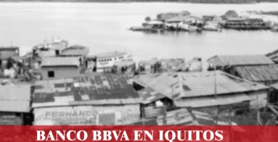 imágen de un pueblo a orillas de un río en iquitos con la palabra bbva, iconos de contacto y el logo de la web