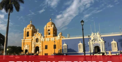 imágen de la catedral de trujillo con las palabras bbva