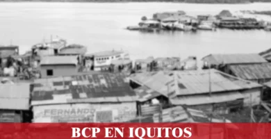 imágen de un pueblo a orillas de un río en iquitos con la palabra bcp, iconos de contacto y el logo de la web