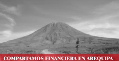 imágen del volcan misti en blanco y nego desenfocado con la palabra compartamos financiera, iconos de contacto y el logo de la web.