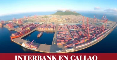 imágen panoramica del puerto del callao con la palabra interbank de color blanco, iconos de contacto y el logo de lal web