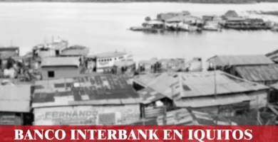 imágen de un pueblo a orillas de un río en iquitos con la palabra interbank, iconos de contacto y el logo de la web