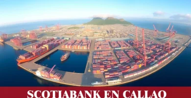 imágen panoramica del puerto de callao con la palabras scotiabank de color blanco, iconos de contacto y el logo de la web