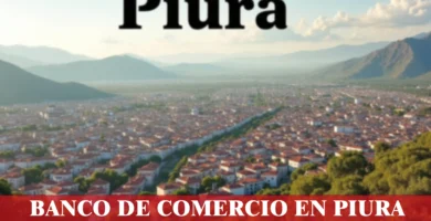 imágen panorámica de la ciudad de piura en fondo desenfocado con la palabra banco de comercio en la parte de abajo, iconos de contacto y el logo de la web.