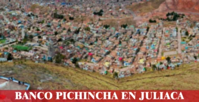 imágen panorámica de La Rinconada en Juliaca en fondo desenfocado con las palabras banco pichincha, iconos de contacto y el logo de la web.