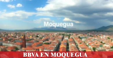 imágen panorámica de la ciudad de moquegua en fondo desenfocado con la palabra bbva en la parte de abajo, iconos de contacto y el logo de la web.