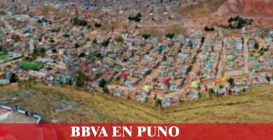 imágen panorámica de La Rinconada en Juliaca en fondo desenfocado con la palabra bbva, iconos de contacto y el logo de la web.