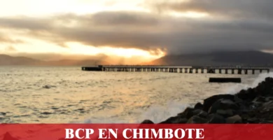 imágen del puerto de chimbote en fondo desenfocado con la palabra bcp, iconos de contacto y el logo de la web.