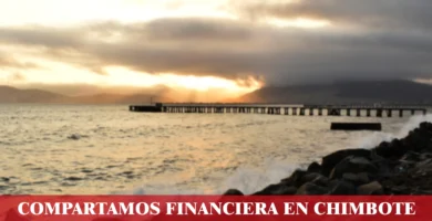 imágen del puerto de chimbote en fondo desenfocado con las palabras compartamos financiera, iconos de contacto y el logo de la web.