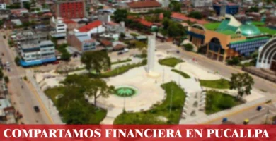 imágen de la ciudad de Pucallpa en fondo desenfocado con las palabras compartamos financiera, iconos de contacto y el logo de la web.