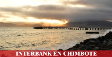 imágen del puerto de chimbote en fondo desenfocado con la palabra interbank, iconos de contacto y el logo de la web.