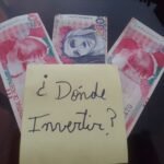 Imágen de tres billetes de soles peruanos con una nota con el nombre del artículo en la parte de abajo en color negro,