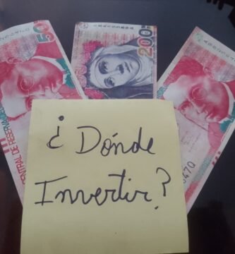 Imágen de tres billetes de soles peruanos con una nota con el nombre del artículo en la parte de abajo en color negro,